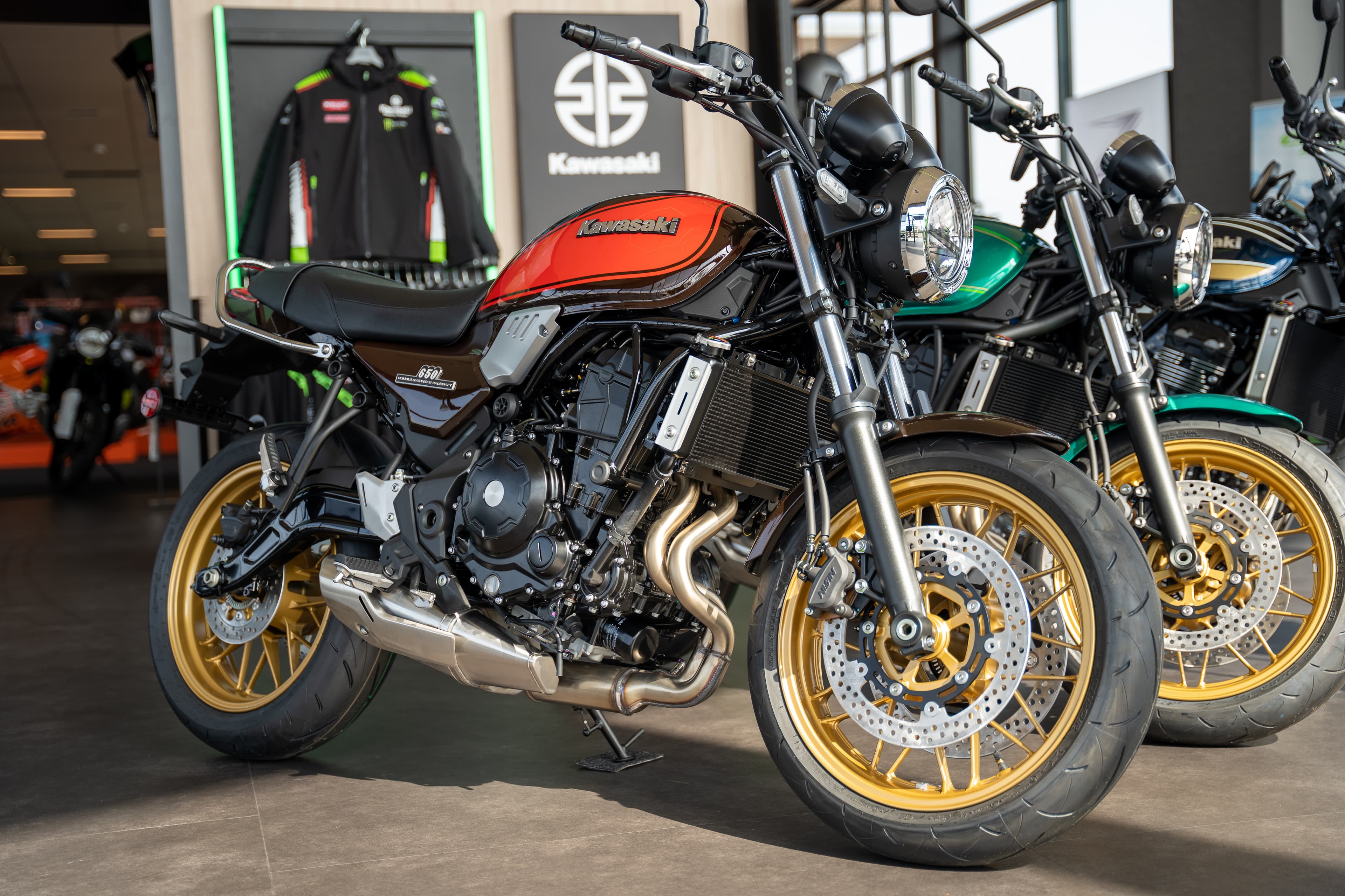 Foto: Kawasaki in de showroom van Vos Oss Motoren