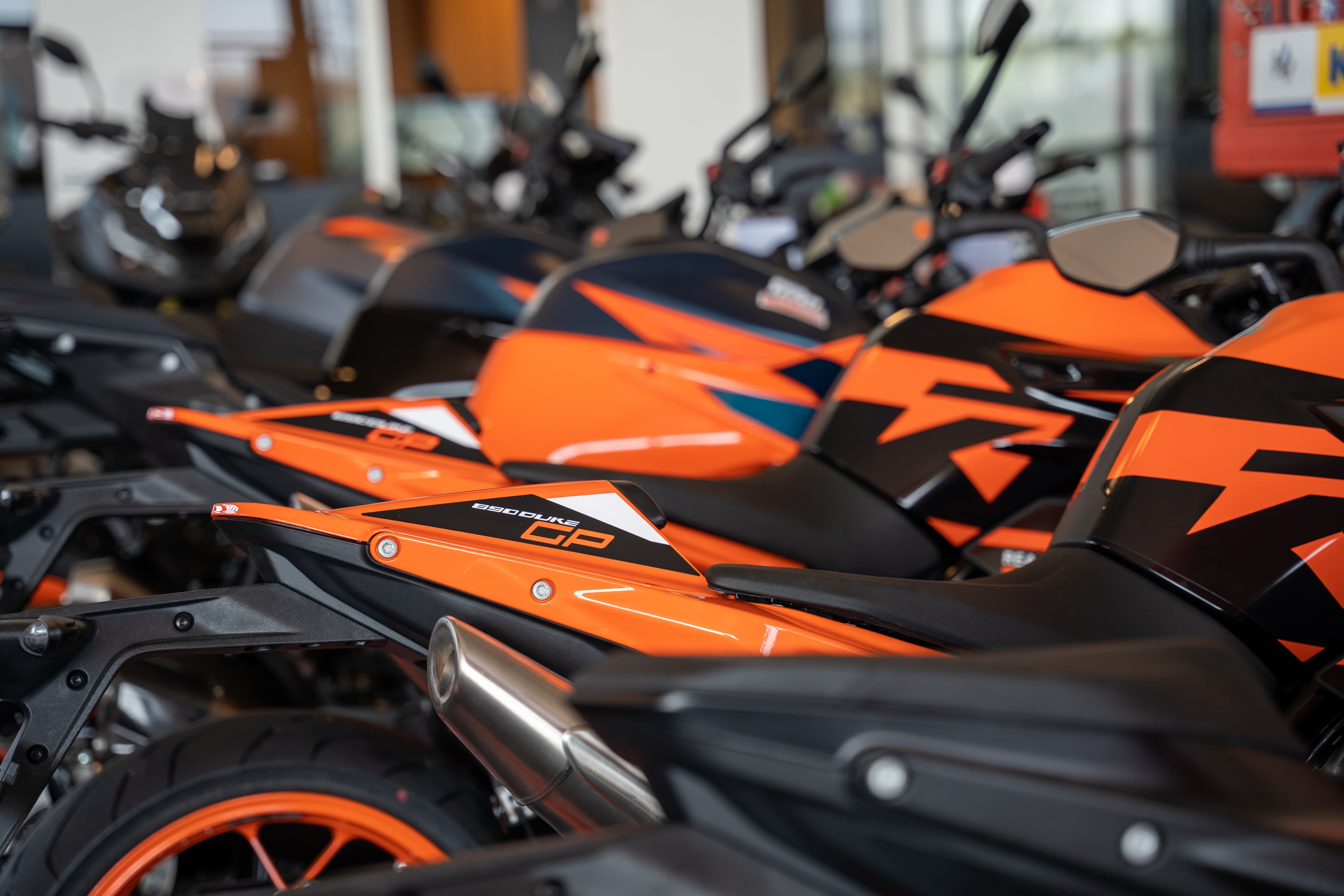Foto: KTM in de showroom van Vos Oss Motoren